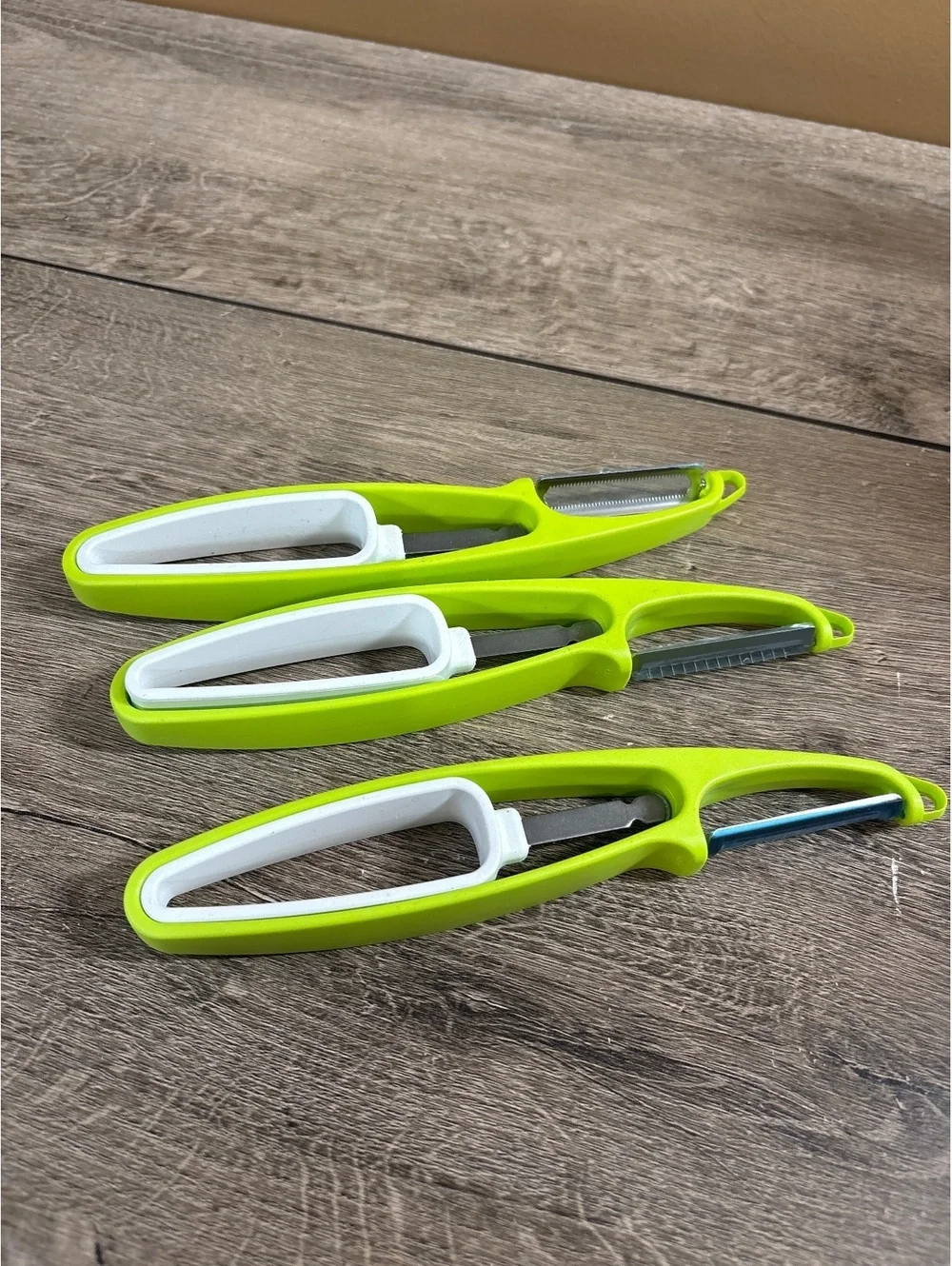Set of 3 Green and White Vegetable Peelers with Stainless Steel Blades